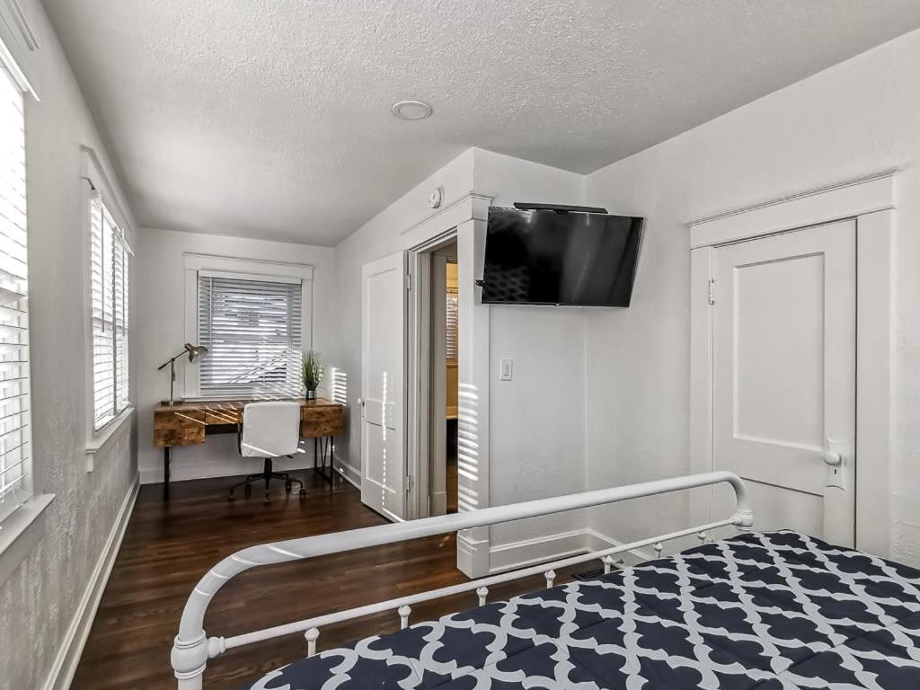 Newly Renovated Plaza Beauty-Three King Bedrooms Kansas City Eksteriør billede